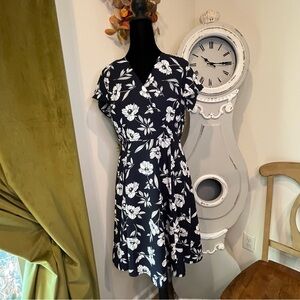 Ann Taylor Navy Blue & White Floral Flutter Sleeve Dress Petite 6P EUC